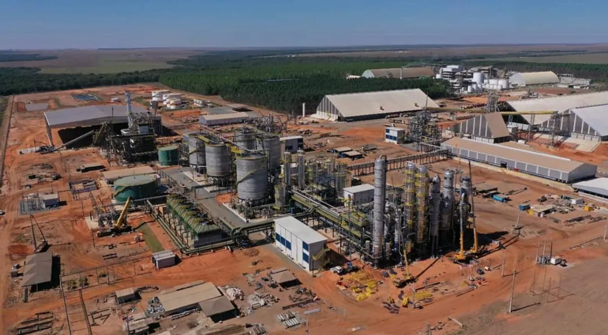 Vista aérea de planta industrial de grande porte